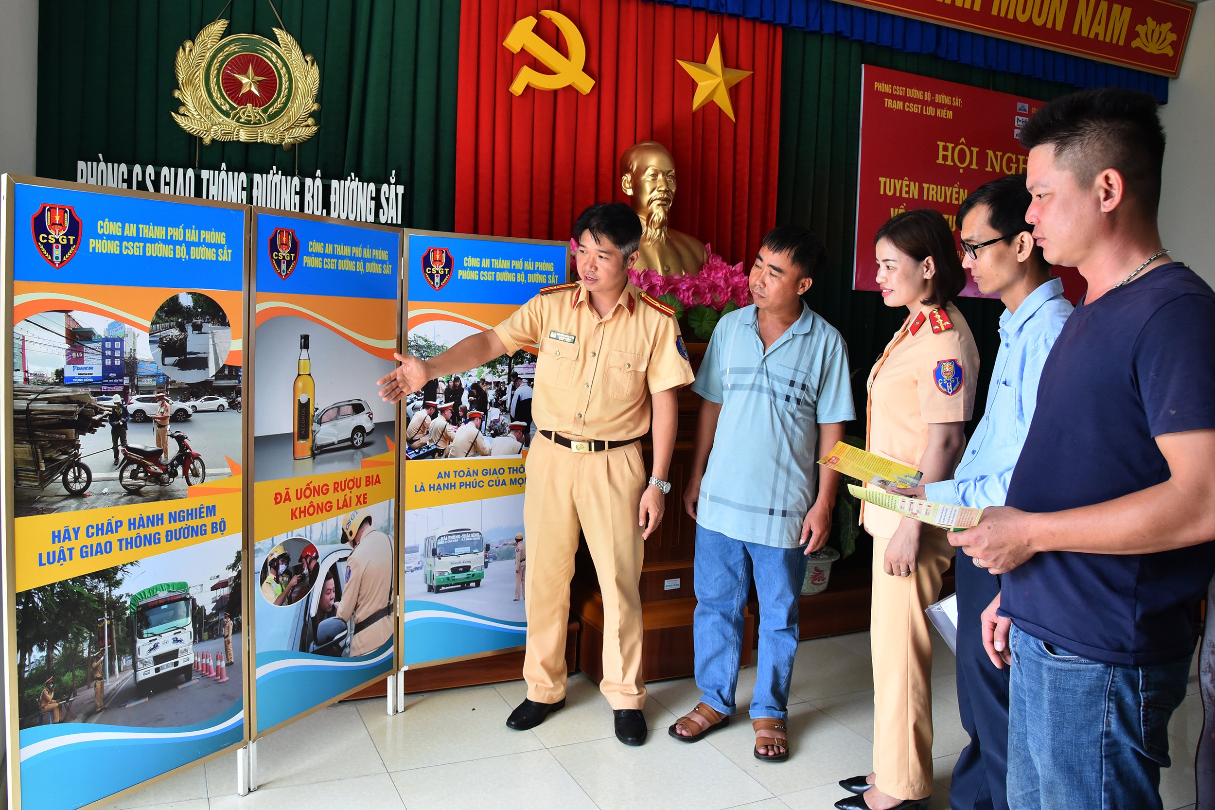 Tiếp tục tăng cường tuyên truyền cho lái xe, doanh nghiệp trên địa bàn thành phố